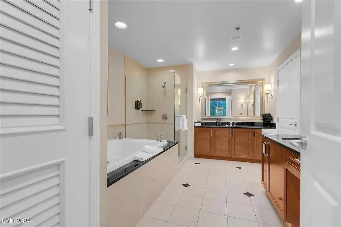 Stunning 1Br Strip Views & Balcony Suite 12701 Las Vegas Apartment