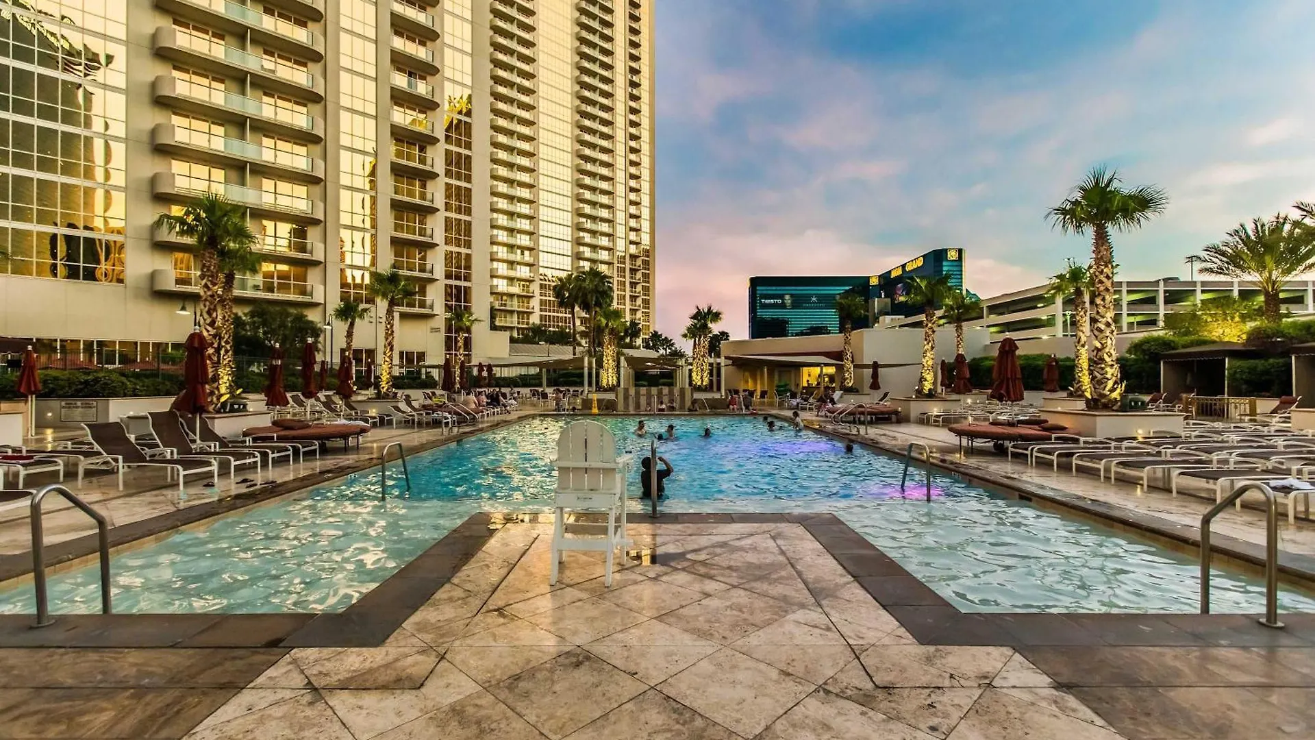 Stunning 1Br Strip Views & Balcony Suite 12701 Las Vegas