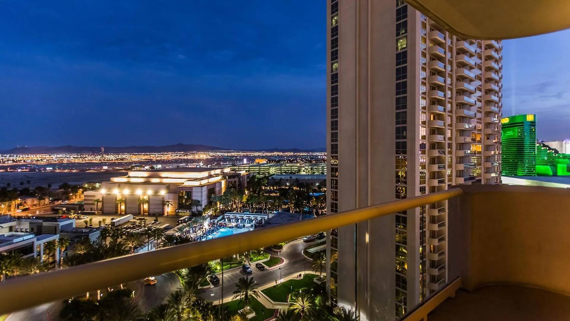 Stunning 1Br Strip Views & Balcony Suite 12701 Las Vegas Apartment